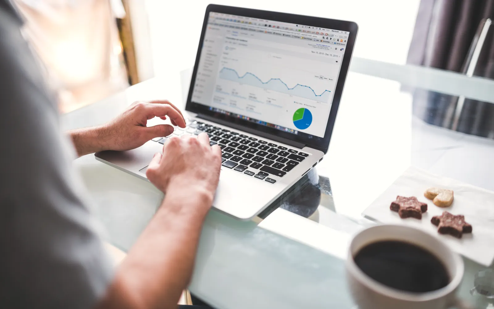 Persona analizando la evolución del tráfico web en un panel de analítica